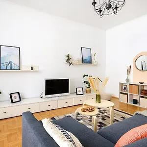 Spacious & Serene Downtown With Free Parking Apartament